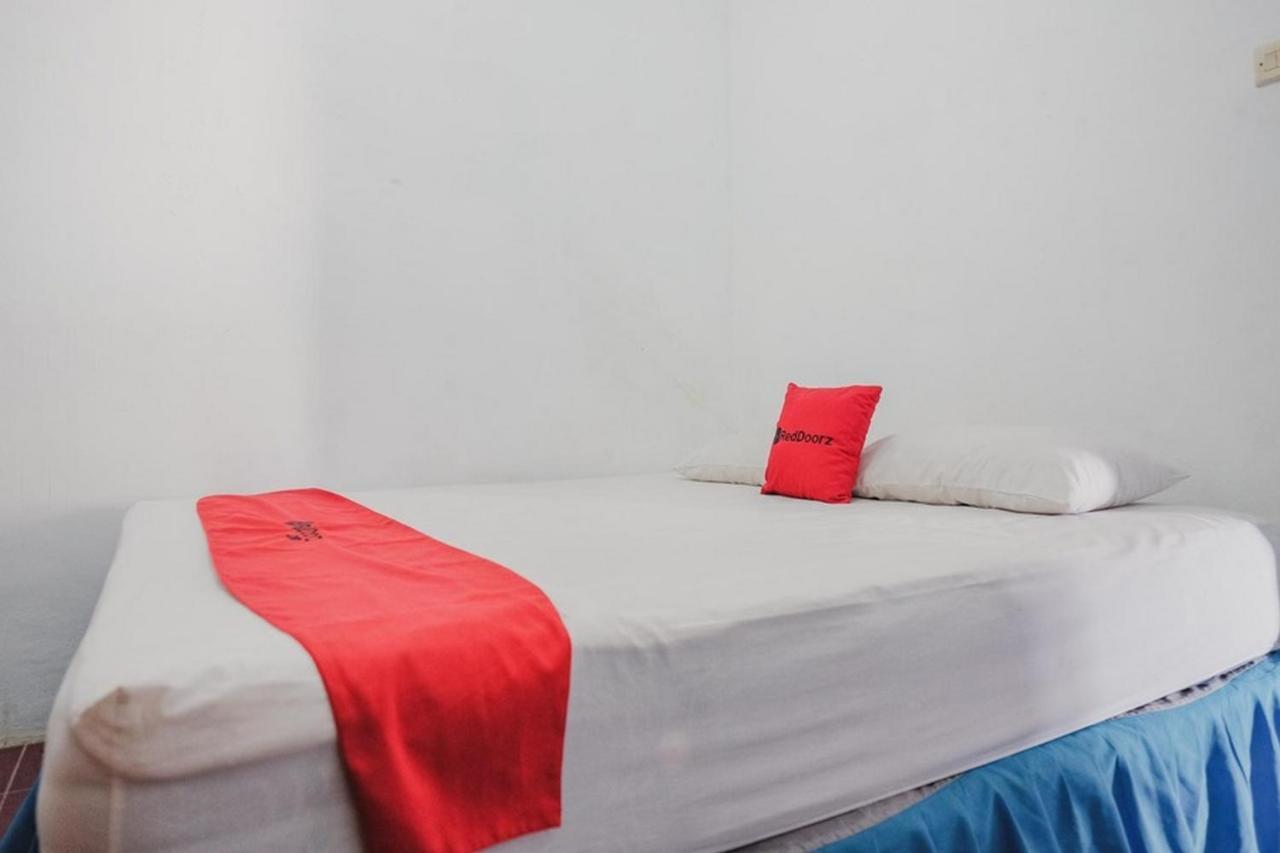 RedDoorz near Pantai Florida Anyer Hotel Serang Zewnętrze zdjęcie